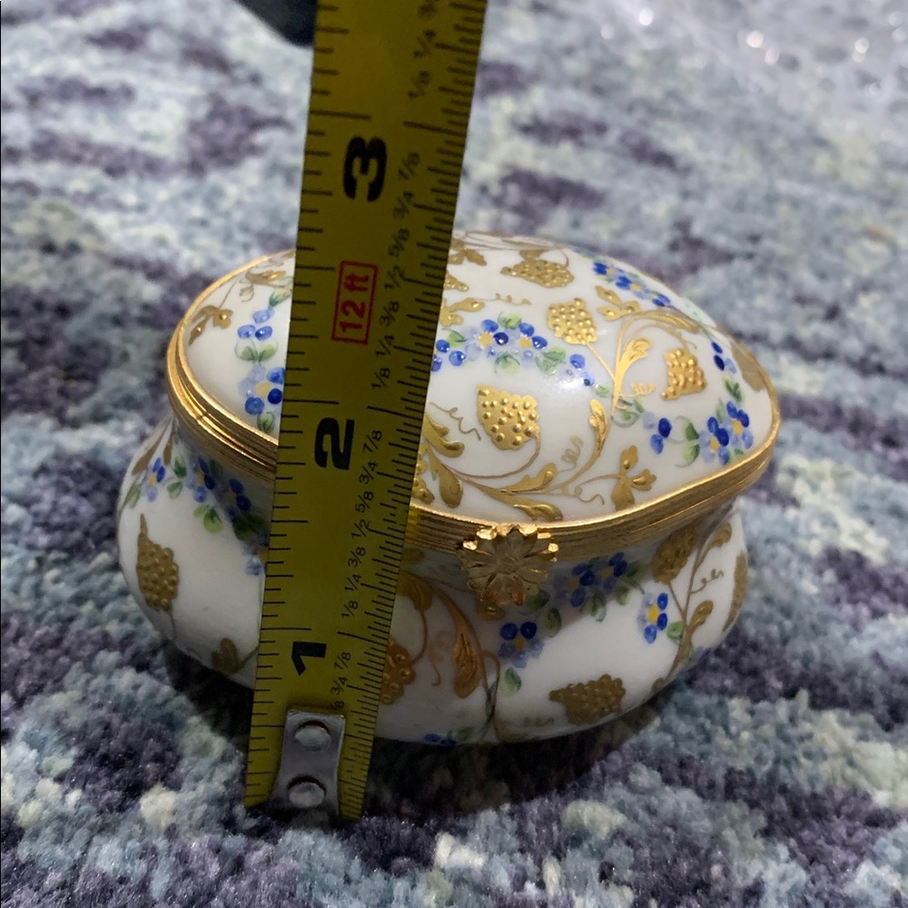 Vintage French Floral Ceramic very ornate Limoges trinket box w hinged lid - Picture 11 of 11